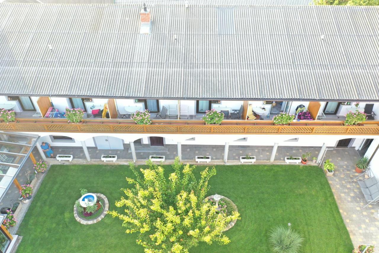 Gaestehaus Und Weinbau Zur Wiederkehr Strudler Podersdorf am See Exterior foto