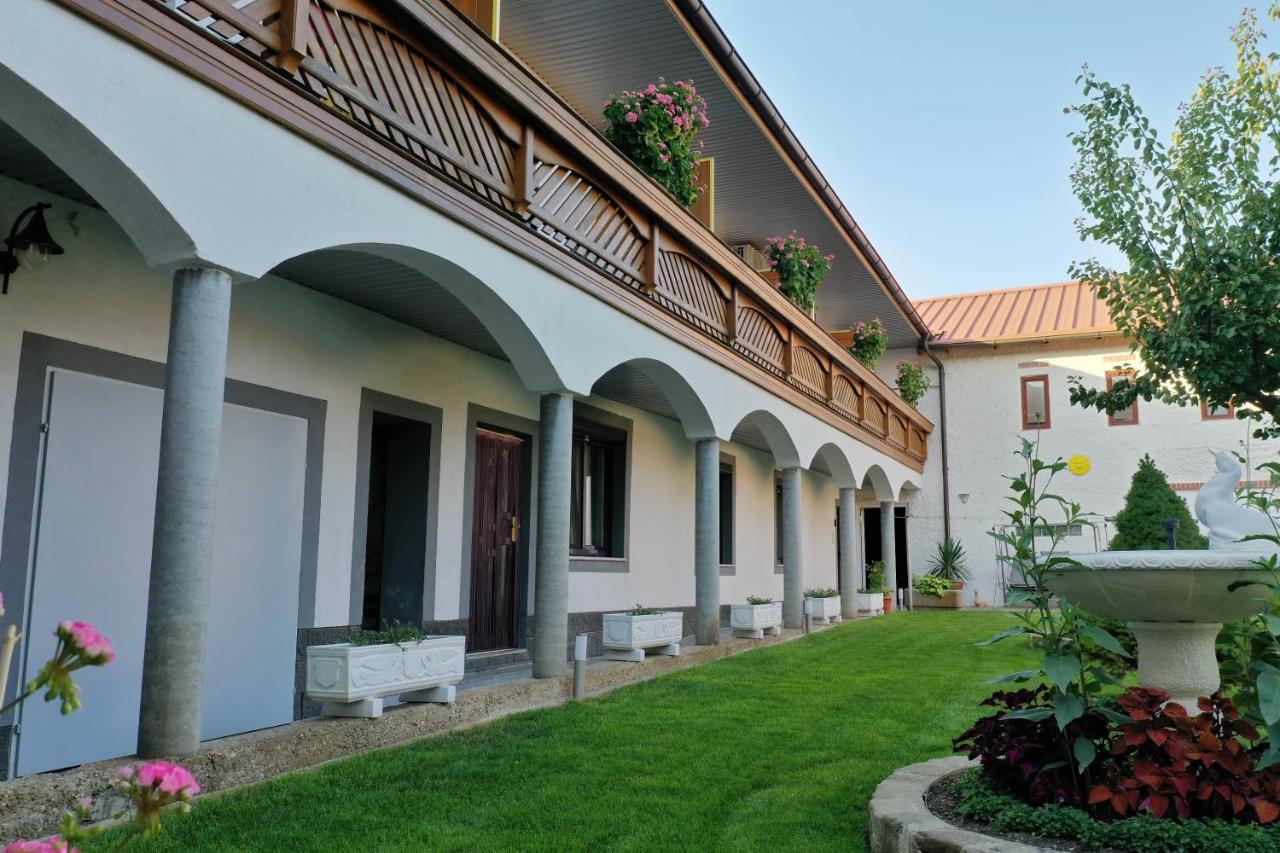 Gaestehaus Und Weinbau Zur Wiederkehr Strudler Podersdorf am See Exterior foto